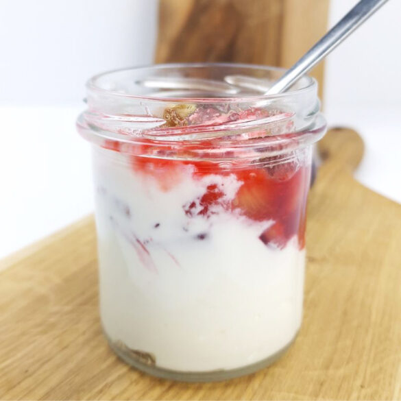 JOGURT Z KARMELIZOWANYMI ŚLIWKAMI